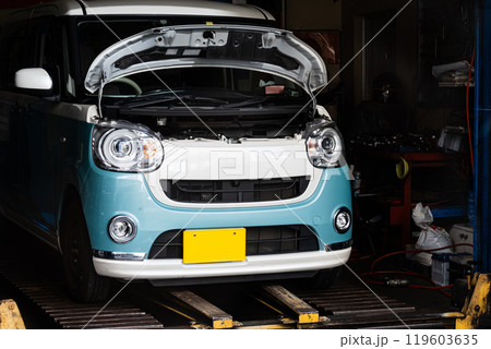 ボンネットが開いた軽自動車 119603635