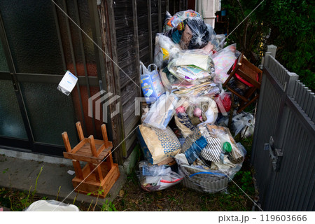家の外に置かれたゴミ袋 119603666