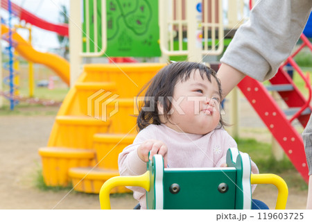 【初めての遊具で遊ぶ乳幼児とママ】 【初めての遊具で遊ぶ乳幼児とママ】 119603725