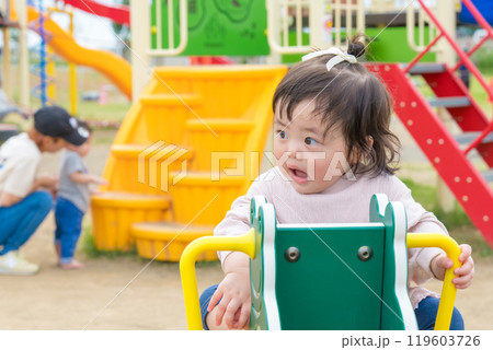 【初めての遊具で遊ぶ乳幼児】 【初めての遊具で遊ぶ乳幼児】 119603726