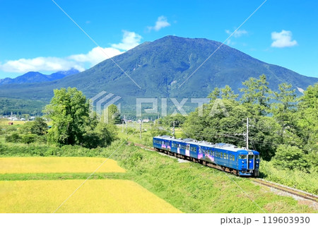しなの鉄道の列車と黒姫山 119603930