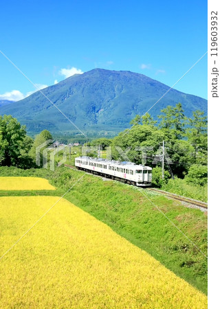 しなの鉄道の列車と黒姫山 119603932