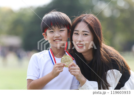笑顔の親子 運動会イメージ 119603933