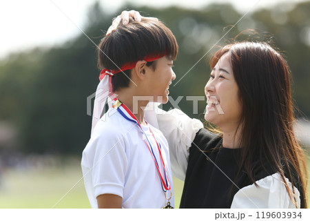 笑顔の親子 運動会イメージ 119603934