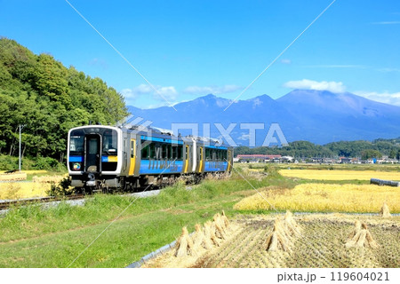 JR小海線の列車と浅間山 JR小海線の列車と浅間山 119604021