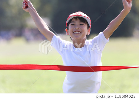 走る男の子　運動会イメージ 119604025