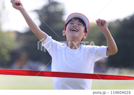 走る男の子　運動会イメージ 119604028