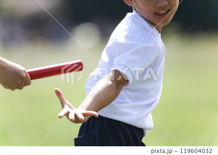 走る男の子 運動会イメージ 走る男の子 運動会イメージ 119604032