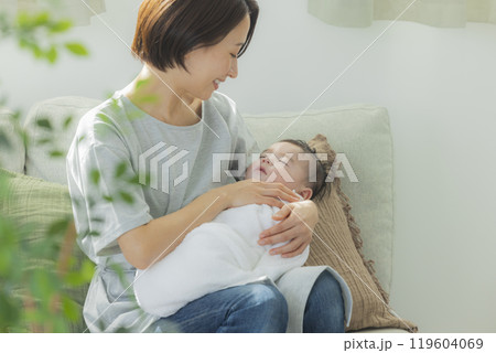 赤ちゃんとお母さん 119604069