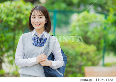 公園の女子高生 公園の女子高生 119604128