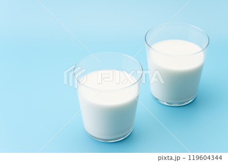 水色背景にグラスに入った牛乳 水色背景にグラスに入った牛乳 119604344
