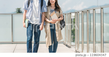 屋外を歩くカップル(大学生・学生・キャンパスライフ・仲良し) 屋外を歩くカップル(大学生・学生・キャンパスライフ・仲良し) 119604347