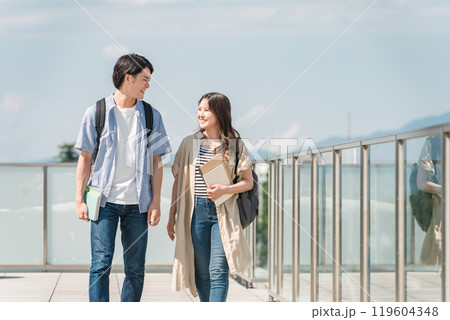 屋外を歩くカップル(大学生・学生・キャンパスライフ・仲良し) 屋外を歩くカップル(大学生・学生・キャンパスライフ・仲良し) 119604348
