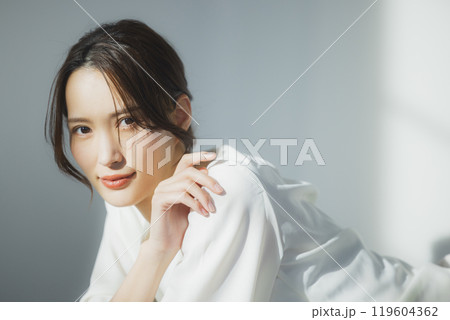 窓辺の若い女性 窓辺の若い女性 119604362
