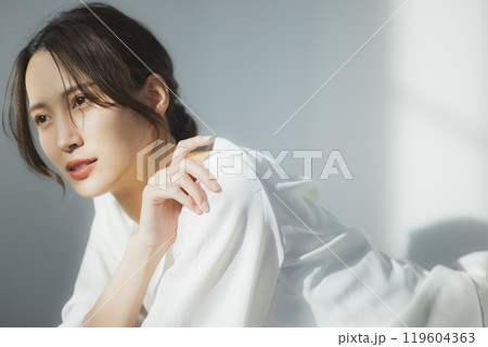 窓辺の若い女性 窓辺の若い女性 119604363