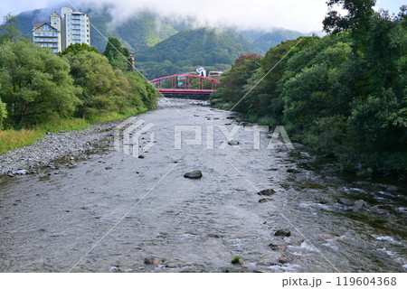 早朝朝靄　利根川の風景　上牧夢のブリッジからの眺め　 119604368