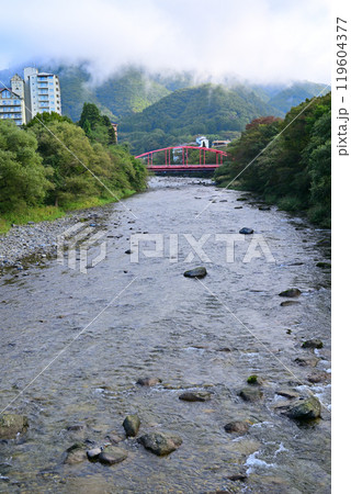 早朝朝靄　利根川の風景　上牧夢のブリッジからの眺め　 119604377