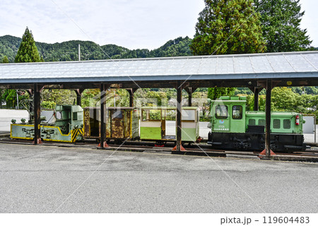旧奥飛騨温泉口駅前に展示されている電気機関車とディーゼル機関車 119604483