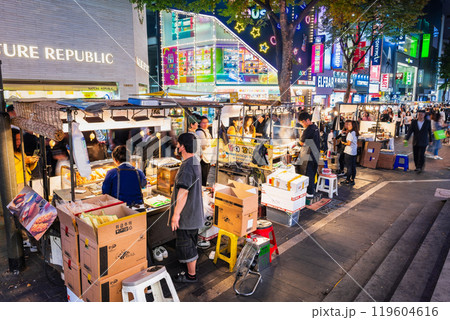 ソウル 夜の明洞 建ち並ぶグルメ屋台 ソウル 夜の明洞 建ち並ぶグルメ屋台 119604616