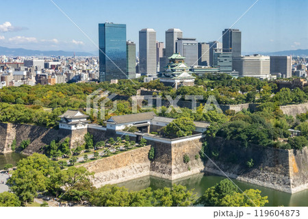 過去と現代の奇跡の融合。ビル群と大阪城 過去と現代の奇跡の融合。ビル群と大阪城 119604873