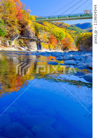 諏訪峡 紅葉のリフレクション(縦) 諏訪峡 紅葉のリフレクション(縦) 119604944