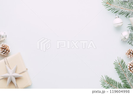 シンプルでエレガントなクリスマスのギフトとオーナメントの背景 119604998