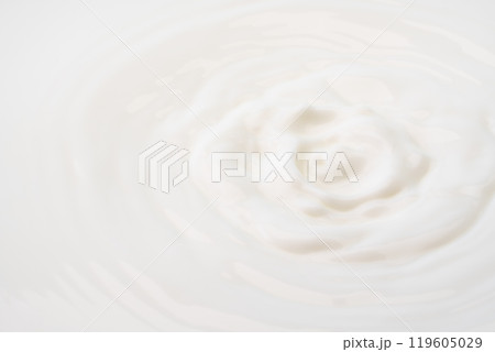 波打つ牛乳の表面のクローズアップ 波打つ牛乳の表面のクローズアップ 119605029