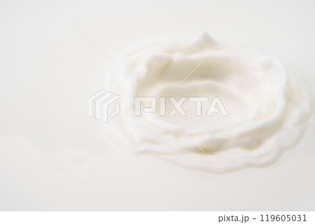 波打つ牛乳の表面のクローズアップ 波打つ牛乳の表面のクローズアップ 119605031