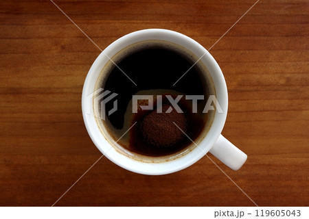 木のテーブルの上に置かれたインスタントコーヒー 119605043