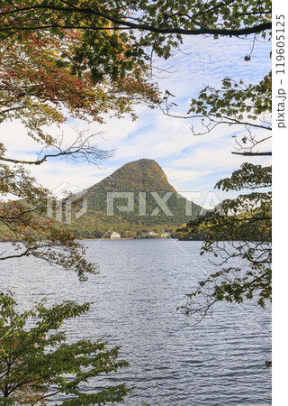 榛名山 榛名湖 秋 紅葉 烏帽子ヶ岳 榛名山 榛名湖 秋 紅葉 烏帽子ヶ岳 119605125
