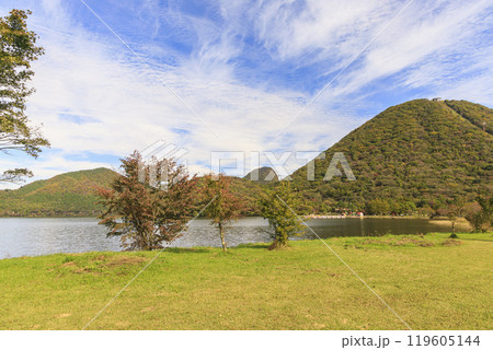 榛名山 榛名湖 秋 紅葉 榛名富士 榛名山 榛名湖 秋 紅葉 榛名富士 119605144