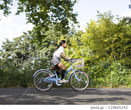 自転車に乗る女の子 119605243