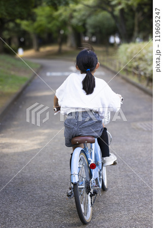 自転車に乗る女の子 119605247
