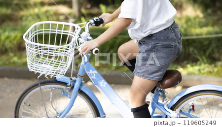 自転車に乗る女の子 自転車に乗る女の子 119605249