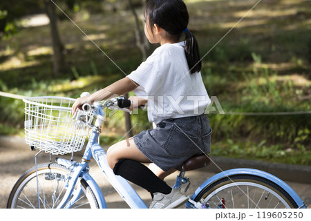 自転車に乗る女の子 自転車に乗る女の子 119605250
