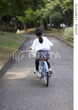 自転車に乗る女の子 119605256