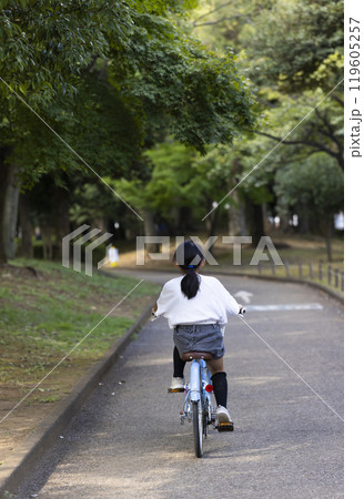 自転車に乗る女の子 119605257