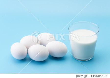 水色背景にグラスに入った牛乳と卵 119605527