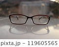 反射してる眼鏡 119605565