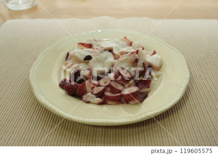 茹でた水ダコの刺身 119605575