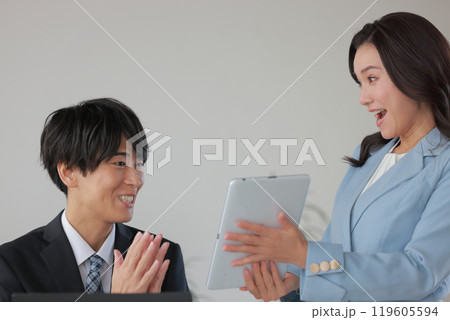 朗報を話す部下と喜び拍手する上司_1 朗報を話す部下と喜び拍手する上司_1 119605594