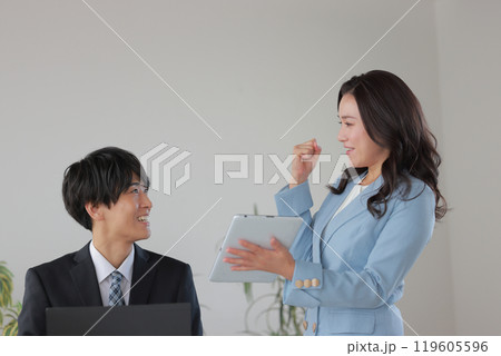 朗報を話しながらガッツポーズのビジネスウーマン_1 朗報を話しながらガッツポーズのビジネスウーマン_1 119605596