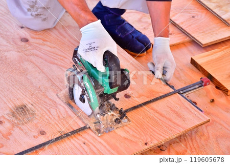 大工さんなどの職人によって作り上げられる木造軸組工法の木造2階建ての家 119605678