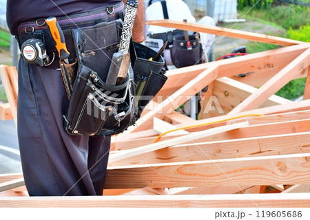 大工さんなどの職人によって作り上げられる木造軸組工法の木造2階建ての家 大工さんなどの職人によって作り上げられる木造軸組工法の木造2階建ての家 119605686