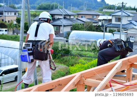 大工さんなどの職人によって作り上げられる木造軸組工法の木造2階建ての家 大工さんなどの職人によって作り上げられる木造軸組工法の木造2階建ての家 119605693