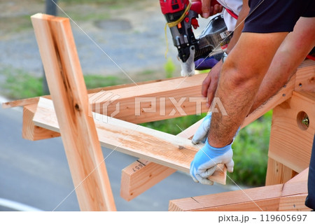 大工さんなどの職人によって作り上げられる木造軸組工法の木造2階建ての家 大工さんなどの職人によって作り上げられる木造軸組工法の木造2階建ての家 119605697