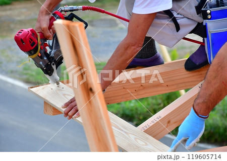 大工さんなどの職人によって作り上げられる木造軸組工法の木造2階建ての家 119605714
