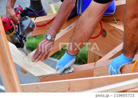 大工さんなどの職人によって作り上げられる木造軸組工法の木造2階建ての家 大工さんなどの職人によって作り上げられる木造軸組工法の木造2階建ての家 119605715