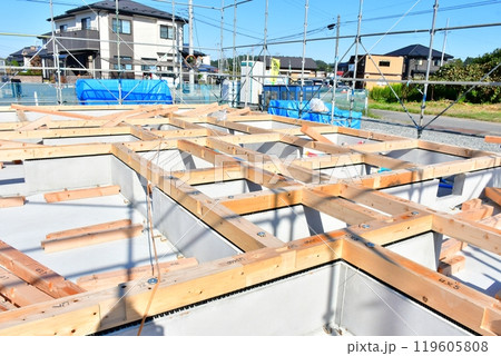 住宅の要である基礎と基礎パッキンと土台の組み合わせ 119605808