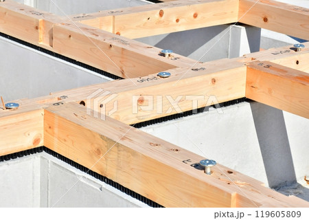 住宅の要である基礎と基礎パッキンと土台の組み合わせ 119605809